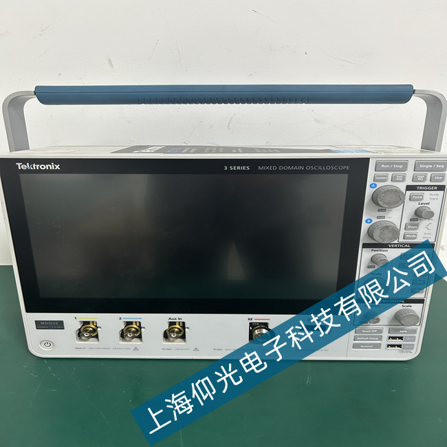 ̩�� MDO32 �������̖ʾ�������F(xi��n)ͨ�����ϕr����Ч��Q����